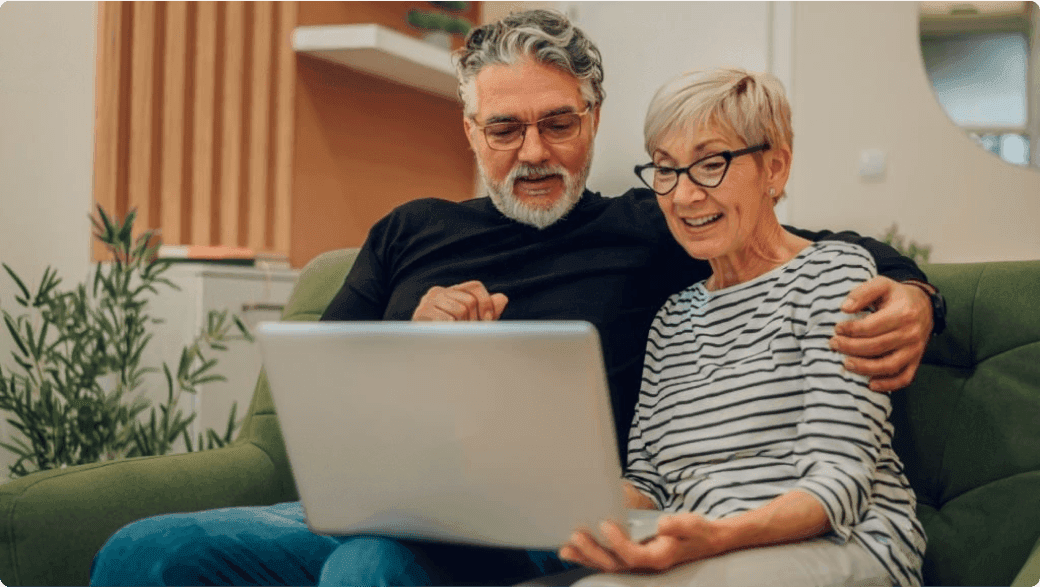 Pareja usando una laptop