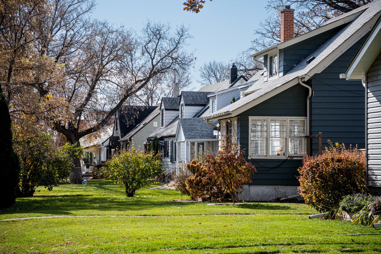 Casas suburbanas en un día soleado